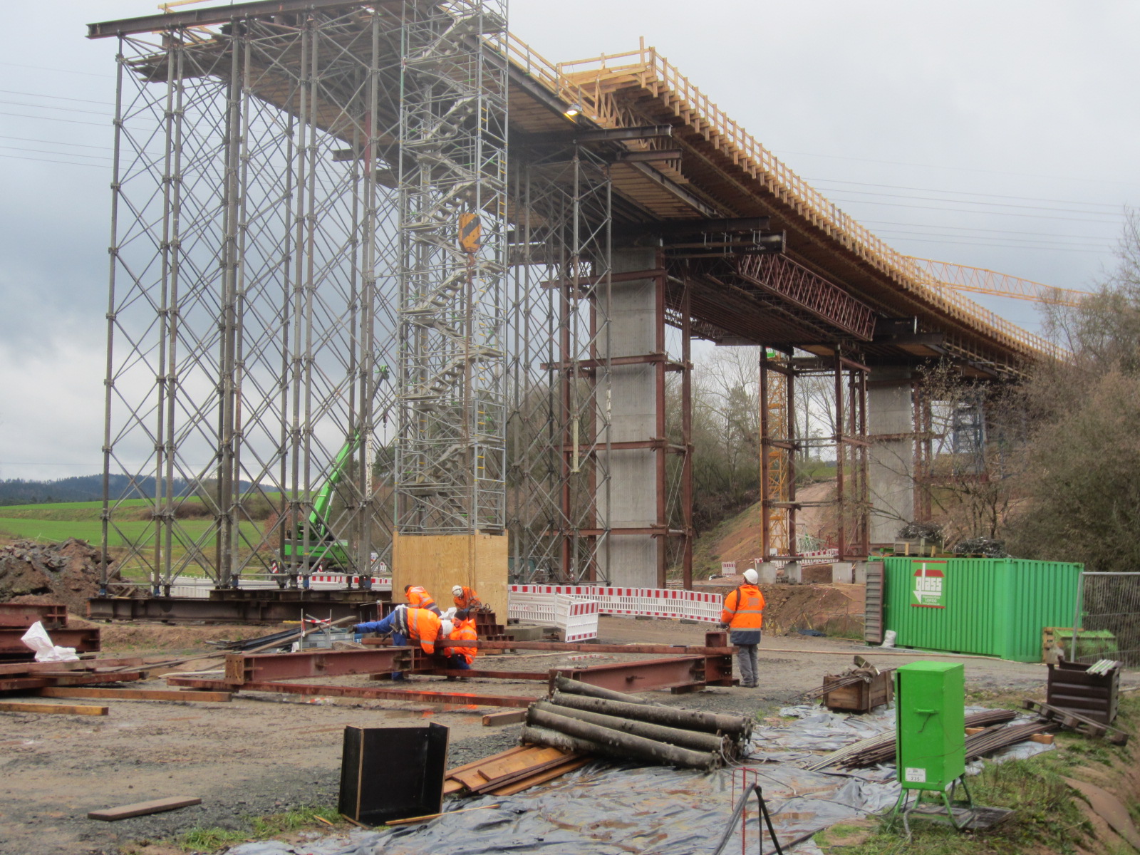 Brücke mit Gestellen zur Hälfte fertig