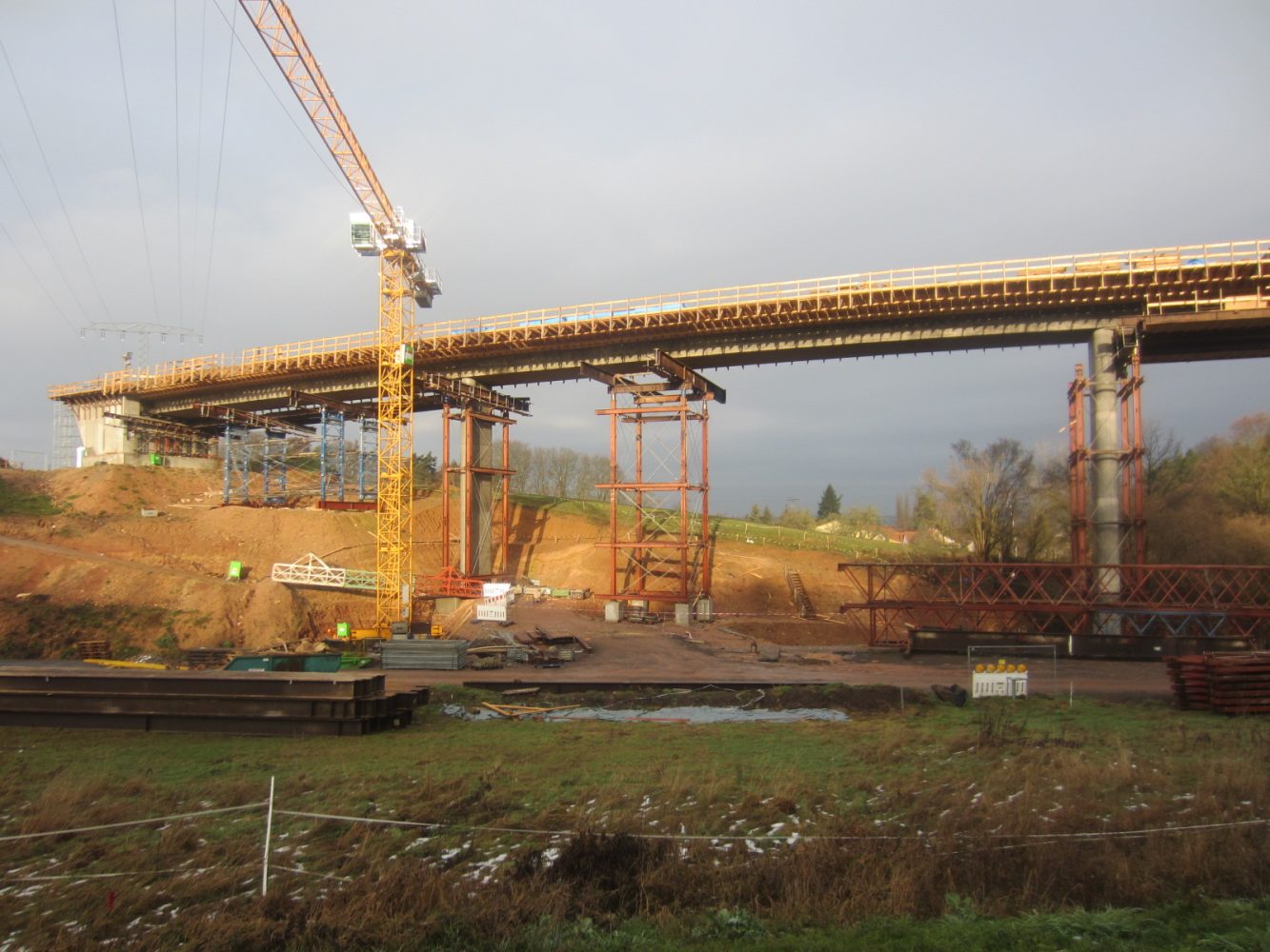 Brücke mit Gestellen