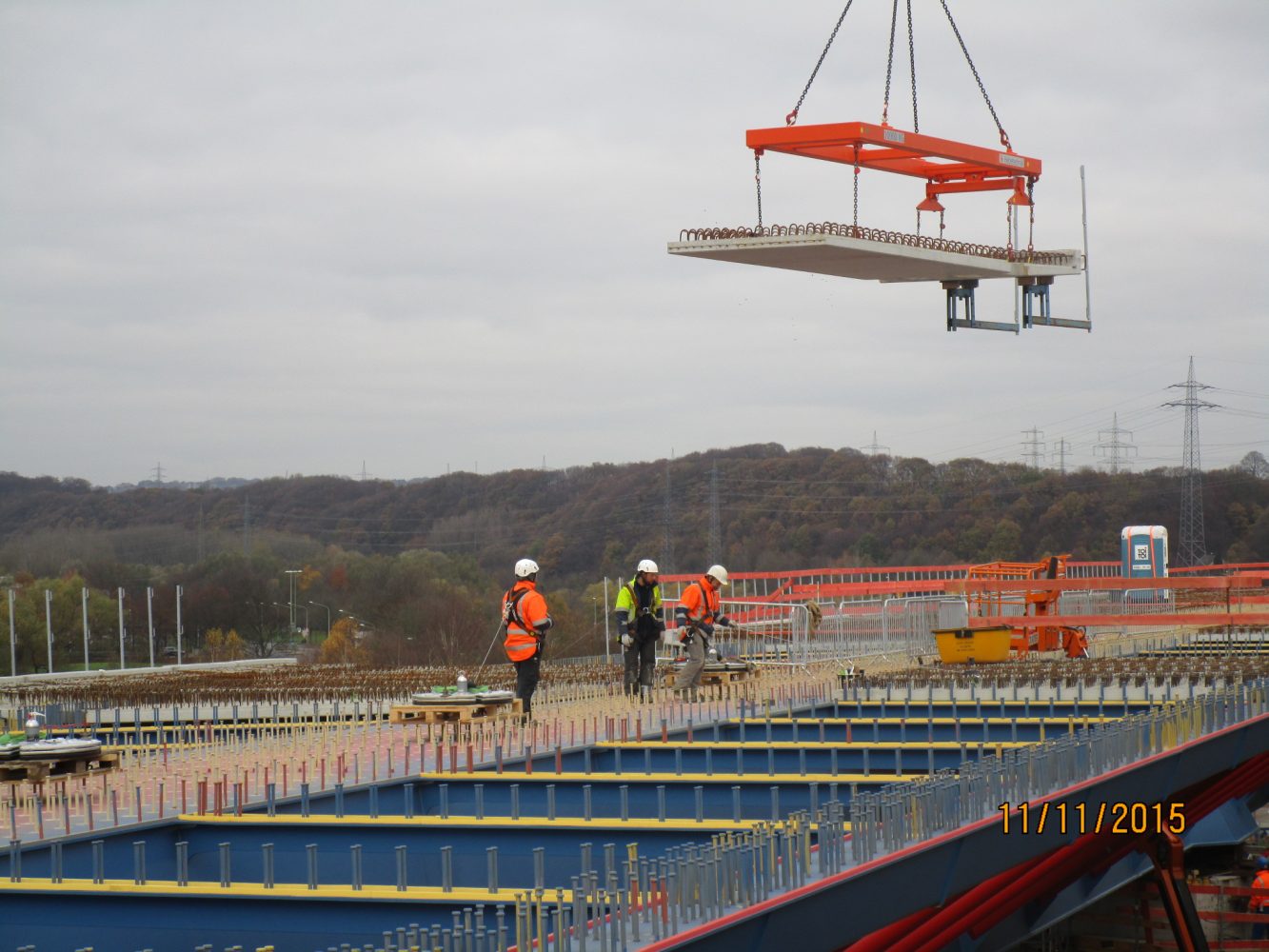 riesen Brückenbaustelle Krahn