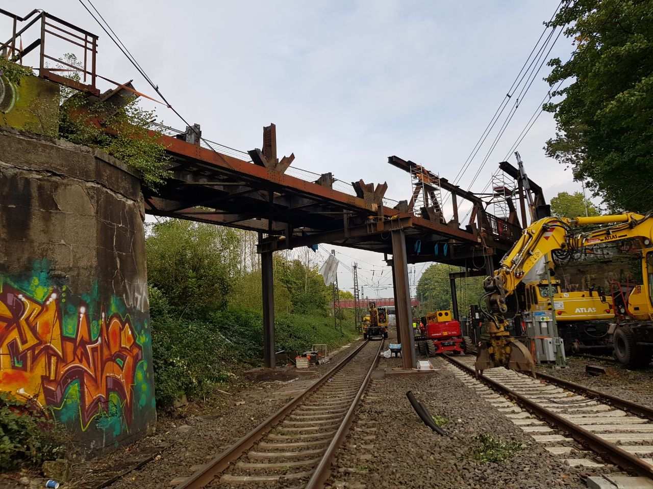 Abgerissene Bahnbrücke